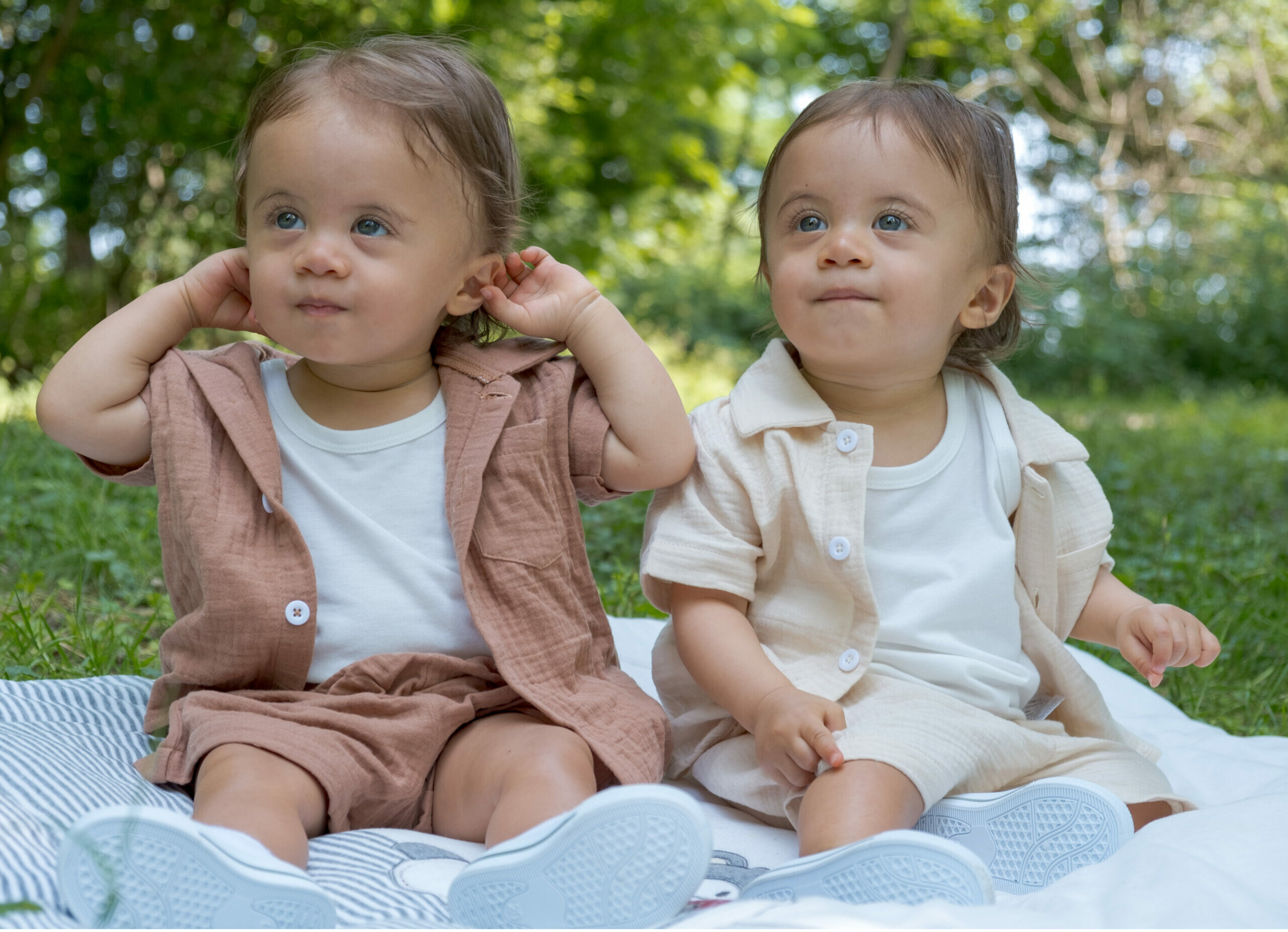 Séance photo de famille dans le Rhône. Photographe professionnelle spécialisée famille, grossesse et animalier. Shooting famille en extérieur dans un parc